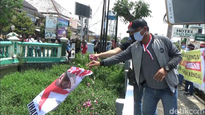 Demo tolak Habib Rizieq di Kendal yang dibubarkan polisi, Selasa (24/11/2020).