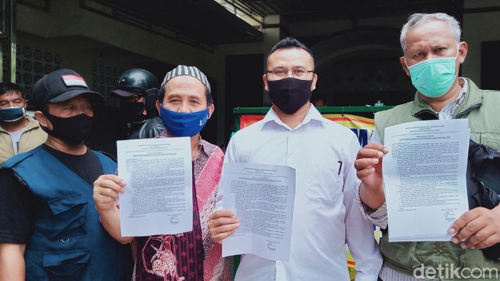 Forum Masyarakat Penyelamat Anggaran Klaten mengadukan dugaan korupsi proyek jembatan senilai Rp 1,9 miliar di Desa Jarum ke Kejari Klaten, Selasa (24/11/2020).