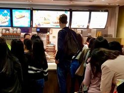 Potret Kocak Kisah Derita Orang Jangkung