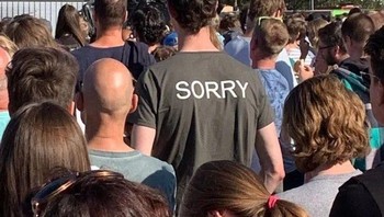 Sudah siap pakai baju kata Sorry sebelum dikomplain orang-orang sekitarnya. Foto: Brightside