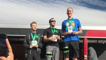 Eits kurang tinggi nih podiumnya buat si juara satu. Foto: Brightside