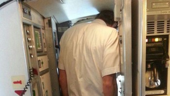 Beginilah si pilot tinggi berada di dalam pesawat. Foto: Brightside