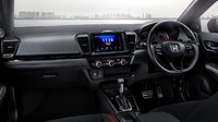 Beralih ke interior, Honda City Hatchback kurang lebih mirip dengan Honda City sedan. Mobil ini dibekali head unit touchscreen delapan inci yang terintegrasi dengan dasbor, bersama ventilasi AC yang besar. Ke bawah sedikit, ada kontrol sistem AC, power outlet, USB ports, dan ruang penyimpanan kecil. Foto: Dok. Honda