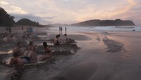 Waktu terbaik menikmati air panas di sini adalah ketika air laut surut. (Getty Images/iStockphoto)