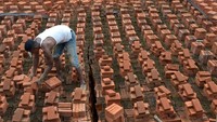 Sejumlah pengusaha di daerah industri batu bata rakyat itu menyatakan, produksi batu bata mereka berjalan normal dan tidak terdampak pandemi COVID-19 karena permintaan masih stabil dengan harga penjualan Rp650 per bata. ANTARA FOTO/Ampelsa.
