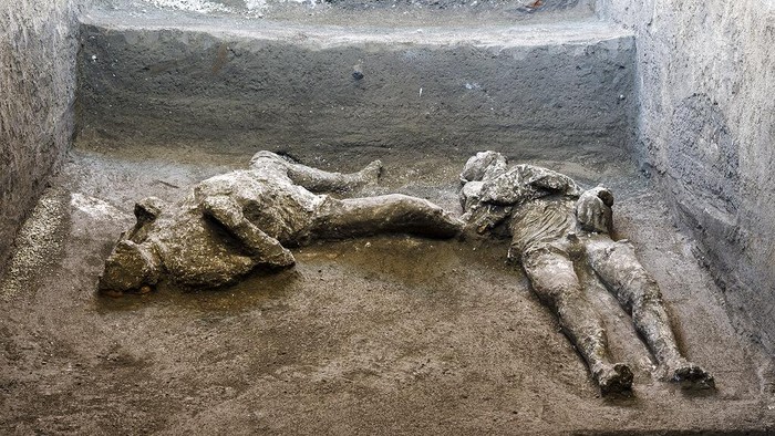 Italia Temukan Jasad Korban Letusan Gunung Dua Ribu Tahun Lalu The casts of what are believed to have been a rich man and his male slave fleeing the volcanic eruption of Vesuvius nearly 2,000 years ago, are seen in what was an elegant villa on the outskirts of the ancient Roman city of Pompeii destroyed by the eruption in 79 A.D., where they were discovered during recents excavations, Pompeii archaeological park officials said Saturday, Nov. 21, 2020. (Parco Archeologico di Pompei via AP)