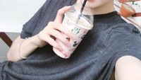 Jaehyun kerap mengabadikan momennya saat sedang kulineran. Seperti minum segelas es kopi berikut ini. Foto: Instagram @nct @_jeongjaehyun