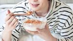 10 Pose Kece Jaehyun NCT Saat Jadi Barista dan Makan Es Krim