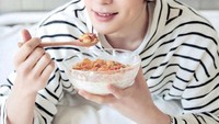 Untuk sarapan, Jaehyun suka menikmati semangkuk penuh sereal. Pilihanya jatuh ke Fruity Floss dengan susu putih segar. Foto: Instagram @nct @_jeongjaehyun