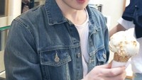 Tak hanya suka minum kopi, Jjaehyun juga doyan es krim. Varian favoritnya adalah es krim vanila. Foto: Instagram @nct @_jeongjaehyun