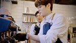 10 Pose Kece Jaehyun NCT Saat Jadi Barista dan Makan Es Krim