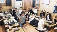Jaehyun terlihat menikmati Korean BBQ yang lezat bersama 18 member NCT lainnya. Mereka lahap menikmati potongan daging babi yang dibungkus daun selada. Foto: Instagram @nct @_jeongjaehyun