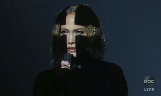 Jennifer Lopez menjadi salah satu penyanyi yang tampil di American Music Awards 2020 yang digelar di Los Angeles, AS, Minggu (22/11/2020). (Foto: ABC via AP)