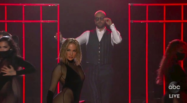 Kali ini, ia berduet dengan penyanyi sekaligus rapper Kolombia Maluma. Mereka membawakan lagu Pa Ti dan Lonely. (Foto: ABC via AP)