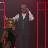 Kali ini, ia berduet dengan penyanyi sekaligus rapper Kolombia Maluma. Mereka membawakan lagu Pa Ti dan Lonely. (Foto: ABC via AP)