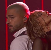 Dengan rambut bergaya wet-look dan body-suit hitam menerawang, ditambah koreografi yang seksi, penyanyi 51 tahun itu sukses mencuri perhatian. Namun, penampilan ini disebut-sebut menyerupai aksi Beyonce di Grammy Awards 2014. (Foto: ABC via AP)