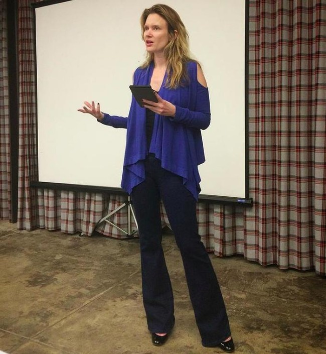 Penulis buku fantasi itu kini mendukung transformasi salah satu anak kembarnya yang dulu dikenal sebagai Xavier Alexander. Ibu lima anak tersebut mengizinkan Vivian untuk mengganti nama dan mengambil nama belakang ibunya. Dalam sebuah cuitan baru-baru ini, istri pertama Elon Musk tersebut juga mengaku bangga padanya.Foto: Instagram @svetaisnothereanymore