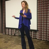 Penulis buku fantasi itu kini mendukung transformasi salah satu anak kembarnya yang dulu dikenal sebagai Xavier Alexander. Ibu lima anak tersebut mengizinkan Vivian untuk mengganti nama dan mengambil nama belakang ibunya. Dalam sebuah cuitan baru-baru ini, istri pertama Elon Musk tersebut juga mengaku bangga padanya.Foto: Instagram @svetaisnothereanymore