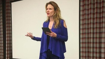 Justine juga pernah menceritakan bagaimana dulu pertama kali bertemu dengan Elon di kampus. Dia sesama mahasiswa kakak angkata, rapi, anak kelas atas dengan aksen Afrika Selatan yang muncul di depan asramaku pada sautu siang. Dia kemudian mengaku memperhatikanku dan ingin bertemu denganku, kata Justine. Foto: Instagram @svetaisnothereanymore