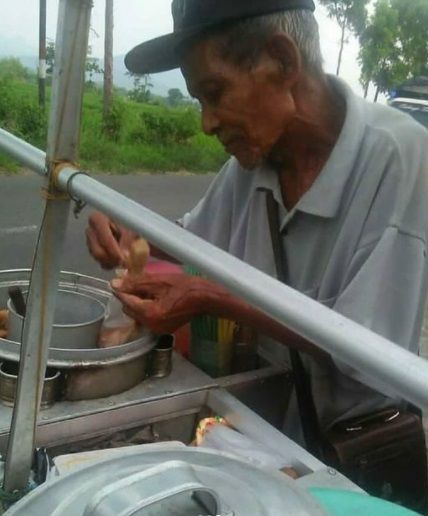 Kakek 90 Tahun Jualan Pentol