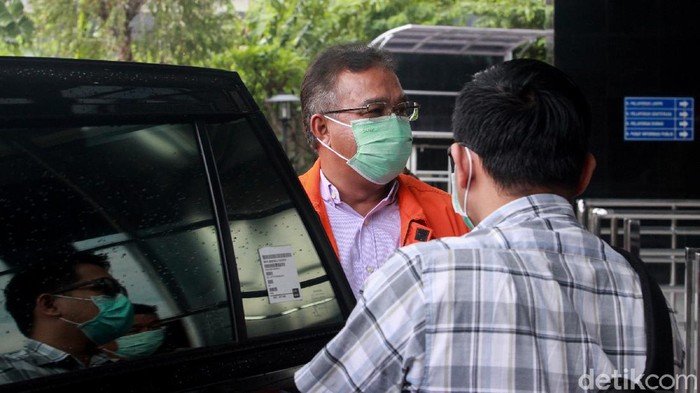 Wali Kota nonaktif Tasikmalaya, Budi Budiman, terjerat kasus suap. Berkas penyidikannya pun dinyatakan lengkap dan siap dilimpahkan ke jaksa penuntut.