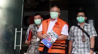 Walikota nonaktif Tasikmalaya Budi Budiman menuju mobil tahanan seusai menjalani pemeriksaan di Gedung Komisi Pemberantasan Korupsi (KPK), Jakarta, Selasa (24/11/2020).