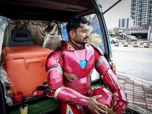 Kehilangan Pekerjaan, Pria Ini Jualan Jus Pakai Kostum Iron Man