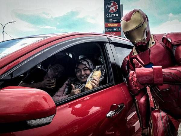 Kehilangan Pekerjaan, Pria Ini Jualan Jus Pakai Kostum Iron Man