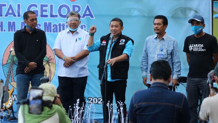 Ketum Partai Gelora Indonesia Anis Matta meresmikan pembukaan atau soft opening Pantai Gelora, Meno, Sumbawa, NTB (Dok. Partai Gelora).