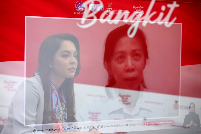 dr. Jane Soepardi, MPH., Pakar Imunisasi menjadi pembicara dalam diskusi mengenai tata laksana vaksinasi di Indonesia dengan moderator dr. Reisa Broto Asmoro, jubir Satgas Covid-19 dan duta adaptasi kebiasaan baru  di Jakarta, Senin, 23 November 2020.