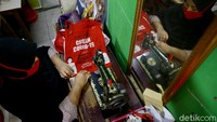 Celemek yang dibuat dari tas bansos Presiden itu dirombak oleh Siti dengan mengandalkan mesin jahit serta beragam peralatan jahit lainnya yang ia miliki di rumah.