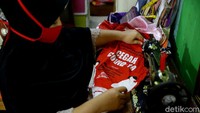 Selain membuat celemek, Siti juga membuat masker. Seperti diketahui, masker kini jadi salah satu aksesoris yang kerap digunakan dan dicari masyarakat sebagai alat pelindung diri saat beraktivitas di luar rumah di masa pandemi COVID-19.