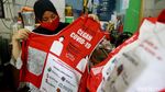 Kreatif! Wanita Ini Sulap Tas Bansos Presiden Jadi Celemek Unik