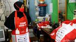 Kreatif! Wanita Ini Sulap Tas Bansos Presiden Jadi Celemek Unik
