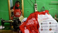 Bentuknya yang unik nan menarik karena dibuat dari tas bansos Presiden tersebut membuat celemek Siti Zahro sukses mencuri perhatian masyarakat.