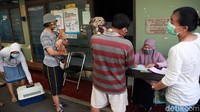 Warga antusias dan mengantri untuk mendapatkam vaksin anti rabies bagi hewan kesayangannya.