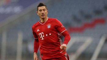 4. Robert Lewandowski dengan nilai 184/200. Walau sudah menua, Lewandowski masih belum kehilangan insting mencetak gol yang luar biasa. Foto: Getty Images/Alexander Hassenstein