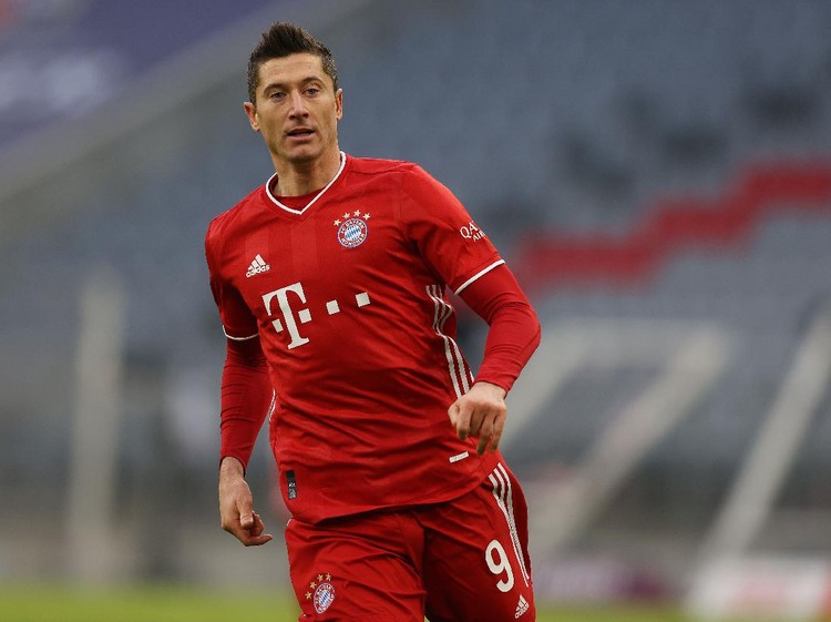 Lewandowski MUNICH, GERMANY - NOVEMBER 21: Robert Lewandowski of Bayern München looks on during the Bundesliga match between FC Bayern Muenchen and SV Werder Bremen at Allianz Arena on November 21, 2020 in Munich, Germany. (Photo by Alexander Hassenstein/Getty Images)