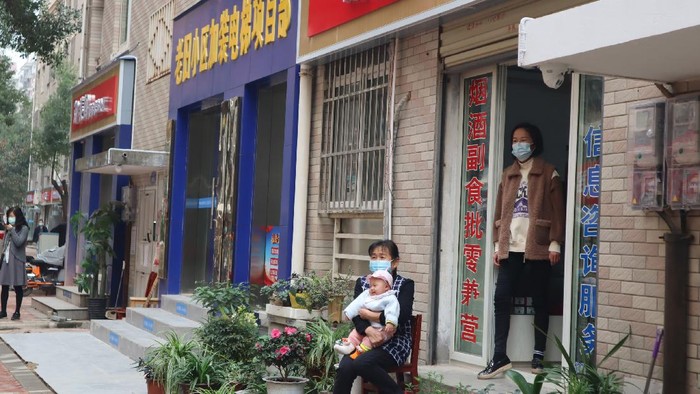 Warga kompleks permukiman Tonghu bersantai di depan lokasi usahanya di Kota Wuhan, Provinsi Hubei, China, Jumat (20/11/2020). Selama karantina wilayah Wuhan pada 23 Januari-8 April 2020 lalu terdapat 32 warga yang positif COVID-19 di permukiman yang dihuni 12.765 jiwa itu dan tidak ada satu pun yang meninggal dunia. ANTARA FOTO/M. Irfan Ilmie/wsj.