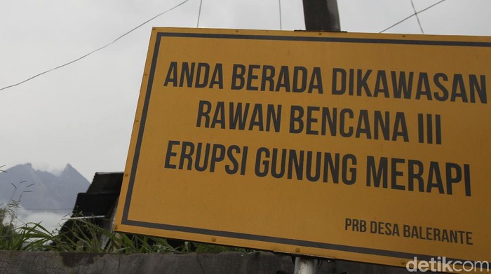 Melihat Lebih Dekat Desa Siaga Bencana Merapi Naiknya status Merapi jadi siaga membuat sejumlah upaya antisipasi erupsi dilakukan. Desa di Klaten ini pun dilengkapi sejumlah alat untuk memantau Merapi.