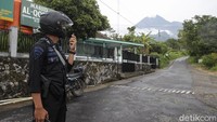 Anggota Brimob dari Polres Boyolali, Jawa Tengah, berpatroli di Desa Balerante, Kemalang, Klaten, Jawa Tengah, Selasa (24/11/2020).