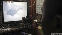 Warga menjadi operator radio amatir jaringan informasi induk Balerante, dengan mengamati visual gunung merapi dari kamera pantau dan signal kegempaan vulkanik di rumah pusat informasi induk Balerante, Kemalang, Jawa Tengah.