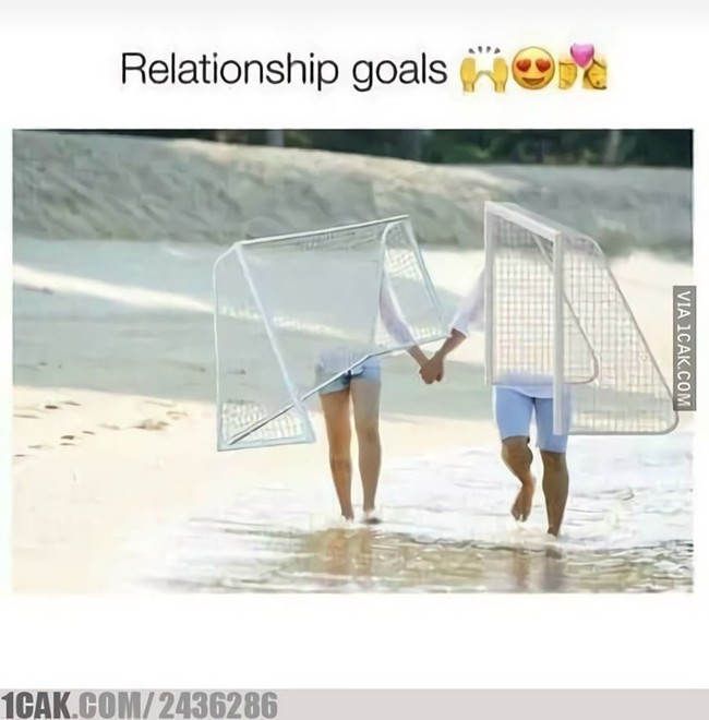 Ketika gawang atau gol memiliki hubungan percintaan dengan gol lainnya. Relationship goals banget sampai bikin yang lihat auto bengek! Foto: 1cak.com