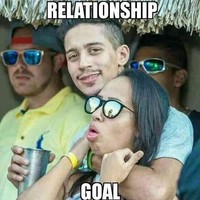 Saking cinta dan semangat ingin memeluk sang pacar sampai-sampai nggak sadar kalau pacarnya justru tercekik. Yang sabar ya mba.. Foto: me.me