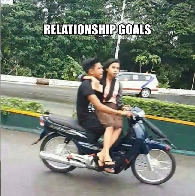 Demi bisa selalu melihat sang pacar, naik motornya sampai begini. Ada yang kayak gini juga nggak nih kalau naik motor sama pacar? Foto: Facebook.com/LucuLucuAjahh2.0