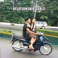 Demi bisa selalu melihat sang pacar, naik motornya sampai begini. Ada yang kayak gini juga nggak nih kalau naik motor sama pacar? Foto: Facebook.com/LucuLucuAjahh2.0