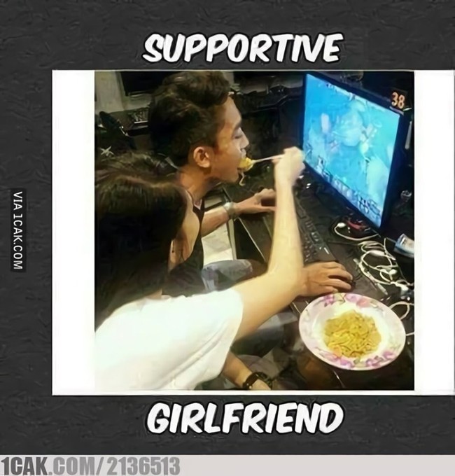 Romantis dan pengertian banget nih ceweknya. Agar sang pacar bisa tetap bermain game, ceweknya sampai rela nyuapin. Bucin apa romantis nih? Foto: 1cak.com