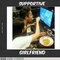 Romantis dan pengertian banget nih ceweknya. Agar sang pacar bisa tetap bermain game, ceweknya sampai rela nyuapin. Bucin apa romantis nih? Foto: 1cak.com