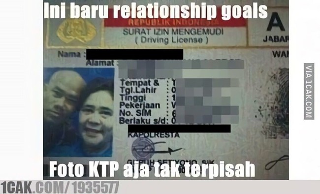 Definisi relationship goals yang sesungguhnya. Lihat saja, foto KTP aja sampai berdua gini, nggak bisa dipisahkan. Foto: 1cak.com
