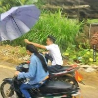 Maksudnya sih biar romantis kali ya, makanya si cowok sampe rela megangin payung sambil naik motor gitu. Padahal kan bisa pakai jas hujan aja ya biar nggak ribet.. Foto: 1cak.com